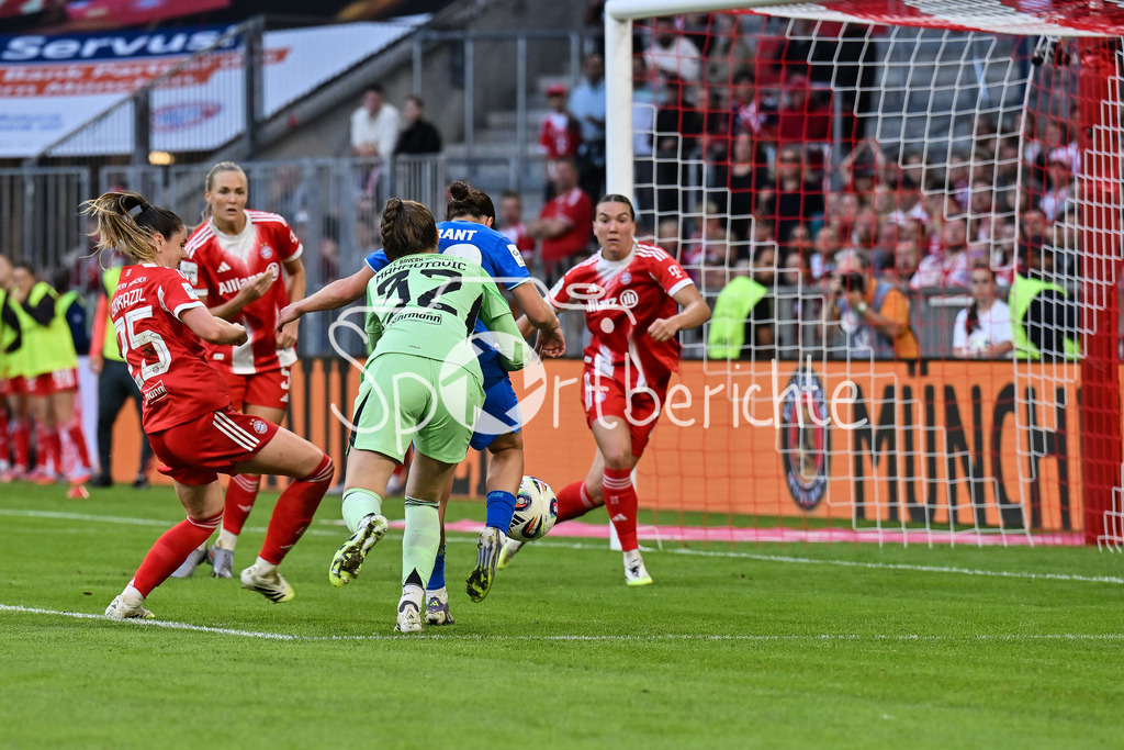 FC Bayern München - Bayer 04 Leverkusen | in dieser Szene erzielt Ruby GRANT (Bayer Leverkusen Frauen 22) den Treffer zum 0-1 der wegen Handspiel wieder aberkannt wurde / Tor / Torschuetze / Freude / Happy / Google Pixel Frauen-Bundsliga: FC Bayern München - Bayer 04 Leverkusen; Allianz Arena am 06.09.2025