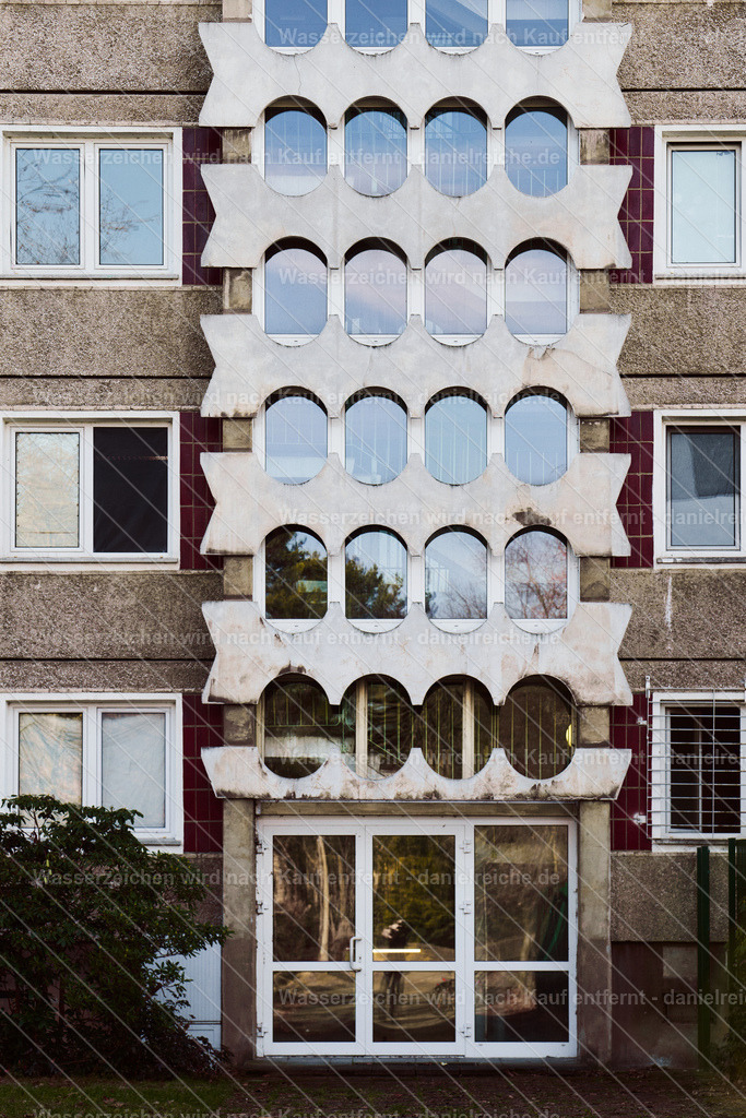 Hoyerswerda-Neustadt Fassade, Hinterhof Thomas-Müntzer-Straße, Hoyerswerda, Februar 2026 | Hoyerswerda-Neustadt Fassade, Hinterhof Thomas-Müntzer-Straße, Hoyerswerda, Februar 2026 - Realisiert mit Pictrs.com
