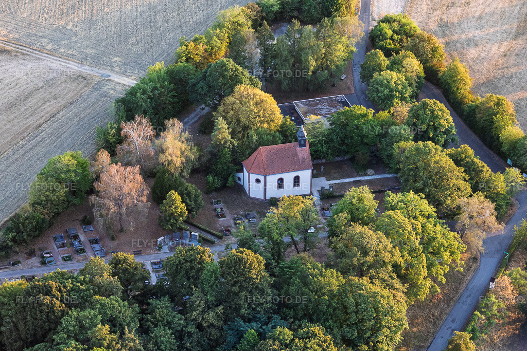 Luftbild: Friedhof mit Kreuzkapelle zur Schmerzhaften Mutter im Ortsteil Medelsheim in Gersheim im Bundesland Saarland in Deutschland. – Foto: IMG_158606.jpg vom 14.08.2026 durch Werner Riehm/FLY-FOTO.de – Auflösung des Originals: 5639 x 3760 px – Pfarrei Heilig Kreuz in Gersheim, Bistum Speyer