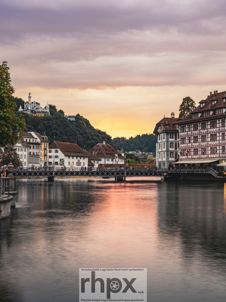 Abendstimmung an der Reuss | <p><strong>Fluss. Abendrot. Ruhe.</strong></p>
<p>Die Reuss fliesst ruhig an den prachtvollen Fassaden der Luzerner Altstadt vorbei. Im sanften Abendlicht thront das Château Gütsch im Hintergrund über dem Wasser und schafft eine Atmosphäre von zeitloser Beständigkeit.</p>
<p>Wähle unter "Produktauswahl" dein Wunschformat: Vom klassischen Wandbild über Puzzle & Tassen bis zum digitalen Download (z.B. als Handy-Hintergrund).</p>
<br>
 - Realisiert mit Pictrs.com