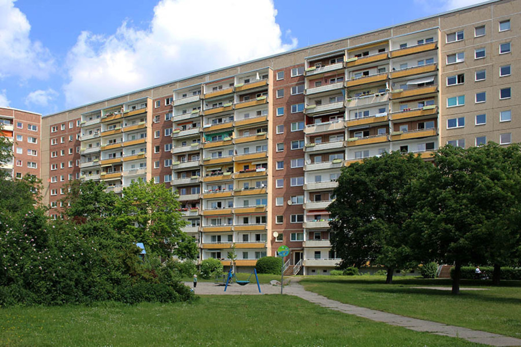 Grünau - Plattenbauten in der Alten Salzstraße | Entdecke über 20 Kategorien Leipzig-Motive: Foto-Downloads, hochwertige Poster, Leinwand- & Fine-Art-Prints. Jetzt Lieblingsfoto im Bildlexikon Leipzig Shop bestellen!