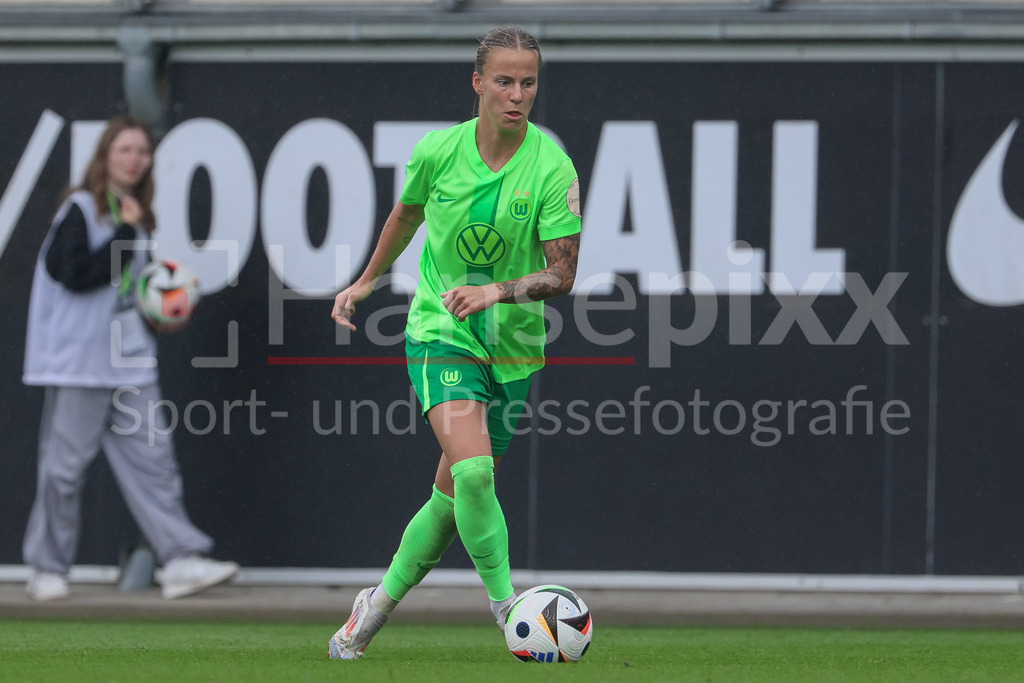 Fussball, Testspiel Frauen, VfL Wolfsburg - PSV Eindhoven | v.li.: Lynn Wilms (VfL Wolfsburg, 2) am Ball, Freisteller, Einzelbild, Ganzkörper, Aktion, Action, Spielszene