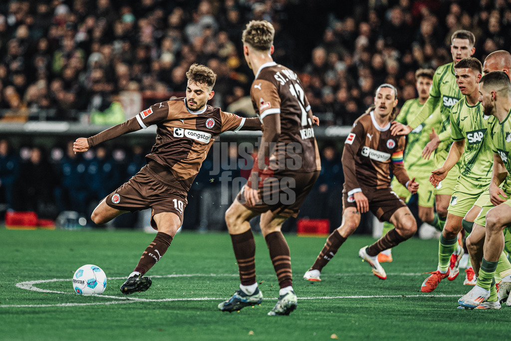 Fußball | Männer | Saison 2024/2025  | Fußball-Bundesliga | 26. Spieltag | FC St. Pauli vs. TSG Hoffenheim | 14.03.2025 | Danel Sinani (#10, FC St. Pauli) holt aus zum Torschuss