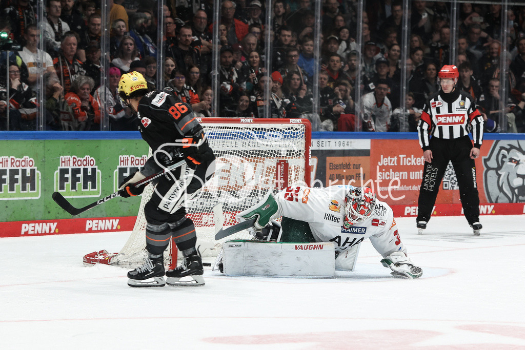 Löwen Frankfurt - Augsburger Panther | Cameron BRACE (FRA #86) trifft mit seinem Penalty gegen Markus KELLER (AEV #35)