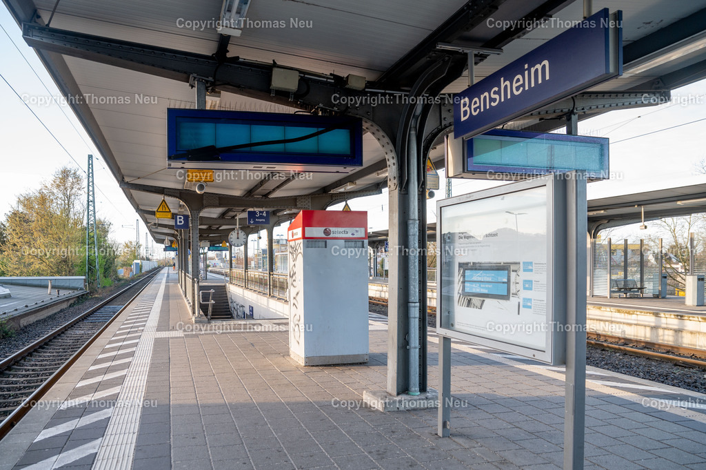 DSC_2879 | Der Bahnhof Bensheim ist ein wichtiger Verkehrsknotenpunkt an der Hessischen Bergstraße. Die Bilder zeigen Gleisanlagen, Bahnsteige, Züge und die Architektur des Bahnhofs im Wandel der Zeit. Fotografien aus dem Alltag des Bahnverkehrs und dem Stadtbild von Bensheim.