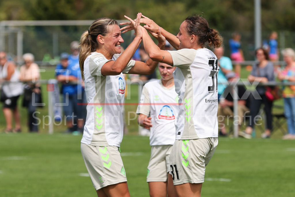 Fussball, Testspiel Frauen, TSG 1899 Hoffenheim - SV Werder Bremen | Spielerinnen des SV Werder Bremen mit Torjubel, Jubel, jubeln, jubelt, optimistisch, Spielszene, Highlight, Freude über das Tor