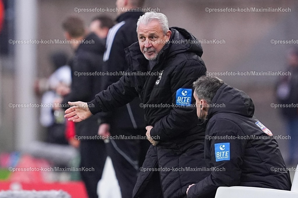 xYDRx20122501114 | 20.12.2025, xydrx, Fußball, 3.Liga, Rot-Weiss Essen - SSV Ulm 1846, Saison 2025 2026, Stadion an der Hafenstraße:  Pavel Dotchev (Cheftrainer SSV Ulm) gestikulierend   DFB regulations prohibit any use of photographs as image sequences and or quasi-video.Photo: xYannisxDreimannxPressefotoKochx