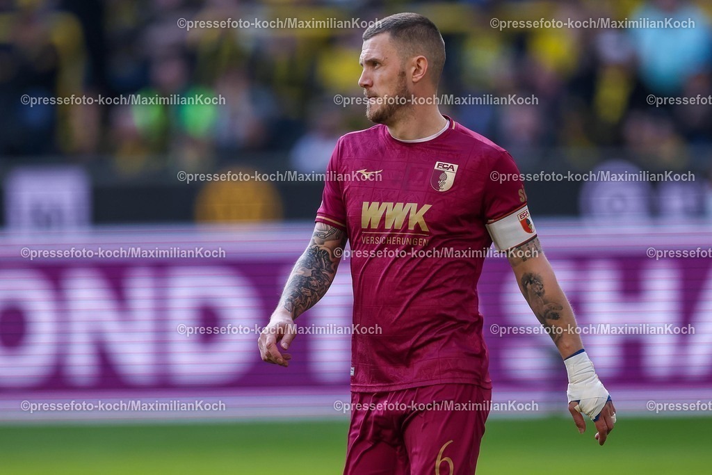 BVB08032502395 | 08.03.2025, Fußball, Borussia Dortmund - FC Augsburg, 1. Fußball Bundesliga, 25. Spieltag, Signal Iduna Park, Saison 2024 2025: Jeffrey Gouweleeuw (FC Augsburg #6)DFB regulations prohibit any use of photographs as image sequences and or quasi-video.