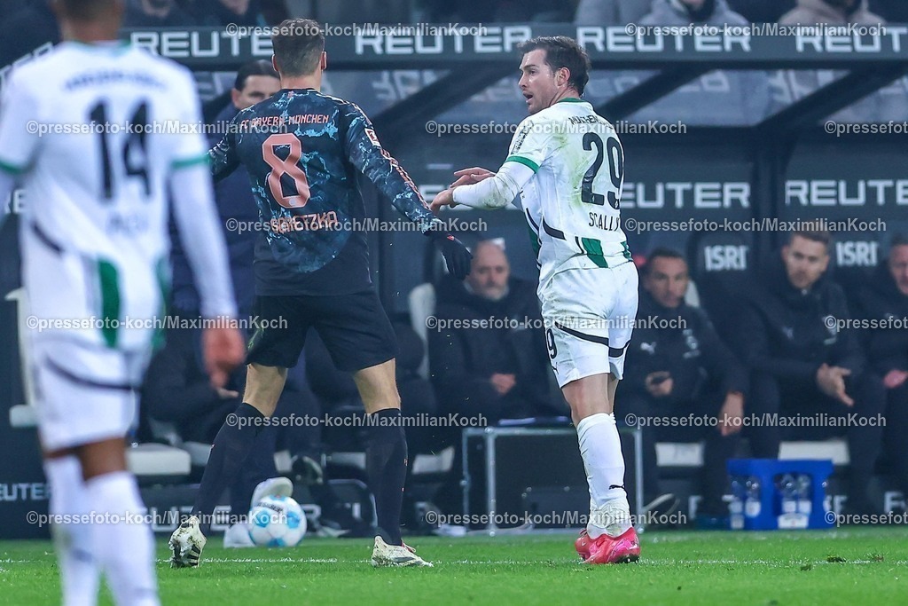 BMG11012501049 | 11.01.2025, Fußball, Borussia Mönchengladbach - FC Bayern München, 1. Fußball Bundesliga, Borussia-Park, Saison 2024 2025: Leon Goretzka (Bayern #8) im Zweikampf gegen Joe Scally (Mönchengl. #29)DFB regulations prohibit any use of photographs as image sequences and or quasi-video.