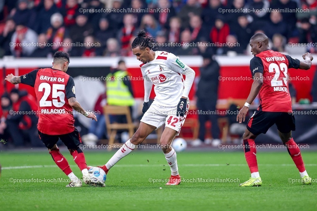 DFB05022501033 | 05.02.2025, Fußball, DFB-Pokal Viertelfinale, Bayer 04 Leverkusen - 1.FC Köln, BayArena, Saison 2024 2025: Torschütze Damion Downs (FC Köln #42) behauptet sich gegen Nordi Mukiele (Bayer04 Leverkusen #23) und Exequiel Palacios (Bayer04 Leverkusen #25) und trifft zum 1:0. DFB regulations prohibit any use of photographs as image sequences and or quasi-video.