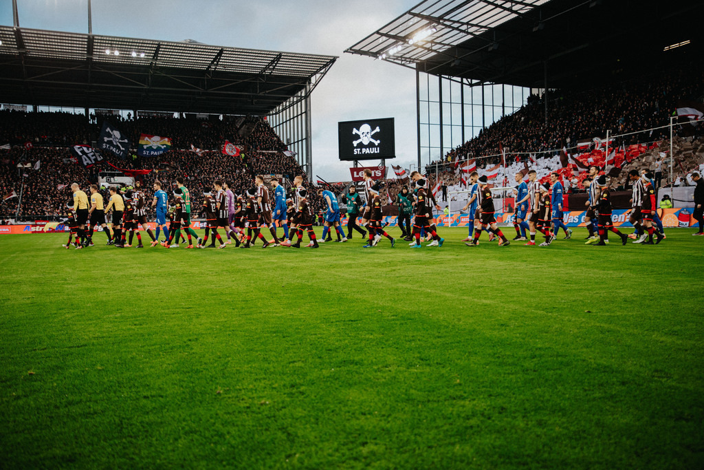 IMG_2648 | Der offizielle Shop für FC St. Pauli Fotos. Wähle aus Spielszenen & Fanmomenten dein FCSP Wunschformat. Wir liefern Millerntor-Atmosphäre.