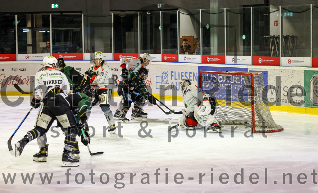 2022-11-04_010_Eishockey_TSV_Erding_gegen_TSV_Peissenberg | Erding, Deutschland, 04.11.2022:
Eishockey, Bayernliga 2022 / 2023, 10. Spieltag, TSV Erding gegen TSV Peißenberg, Endergebnis: 4:3

Singer Manuel (TSV Peissenberg, #71), Erik Modlmayr (Erding Gladiators, #21), Torwart Korbinian Sertl (TSV Peissenberg, #31)

Foto: Christian Riedel / fotografie-riedel.net