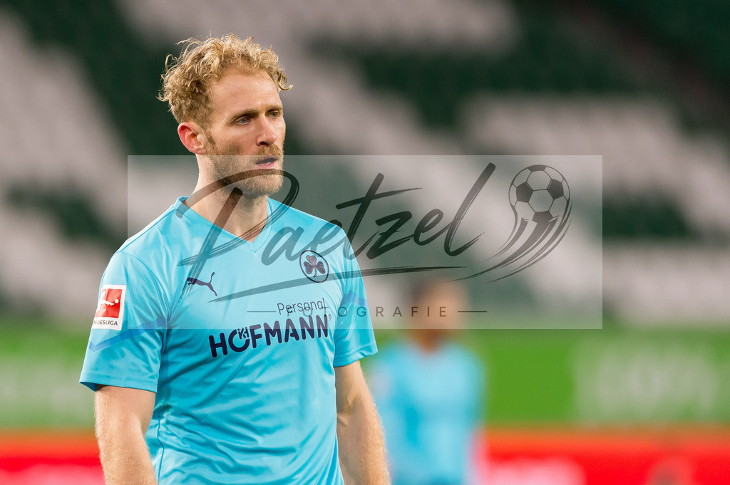 WOBFUE20220206_019 | Fussball, Herren: Sebastian Griesbeck (SpVgg Greuther Fuerth) schaut bei dem Spiel der 1. Bundesliga zwischen VfL Wolfsburg und SpVgg Greuther Fuerth in der Volkswagen Arena am 06.02.2022 in Wolfsburg, Deutschland.DFB / DFL REGULATIONS PROHIBIT ANY USE OF PHOTOGRAPHS AS IMAGE SEQUENCES AND/OR QUASI-VIDEO. - Realisiert mit Pictrs.com