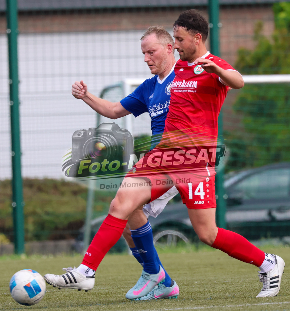 Bünder SV - TuS Bruchmühlen II | Auf dem Bild zu sehen: grün Bünder SV: Florian Schmale ; blau TuS Bruchmühlen II: Florian Finkemeier Bünder SV, TuS Bruchmühlen II, Saison 25/26, Kreisliga A, Bünde, Deutschland - Realisiert mit Pictrs.com