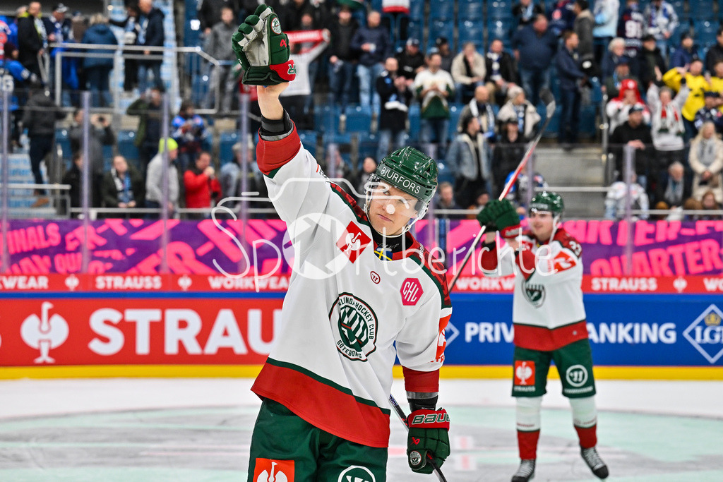 ERC Ingolstadt - Frölunda HC | INGOLSTADT, GERMANY - 02. DECEMBER: die Spieler der Schweden feiern den Auswärtssieg in Ingolstadt nach dem Match zwischen dem ERC Ingolstadt und Frölunda HC beim Hinspiel im Viertelfinale der Champions Hockey League in der Saturn Arena / Tom NILSSON (Frölunda Gothenburg 43)