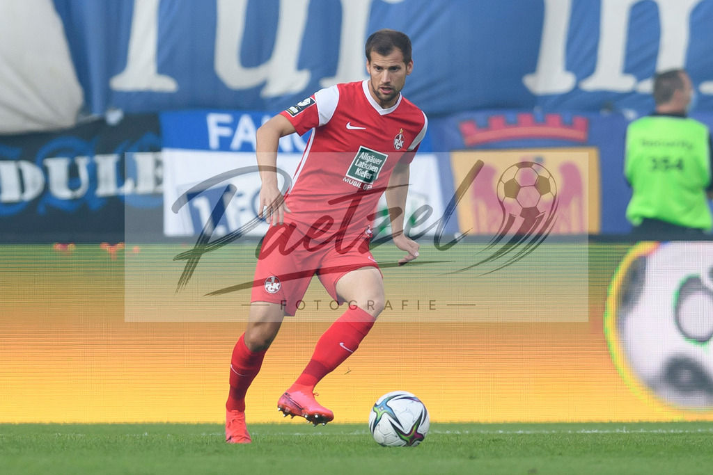 FCMFCK20210904_124 | Fussball, Herren: Hendrick Zuck (1. FC Kaiserslautern) in Aktion, am Ball, Einzelaktion beim Spiel der 3. Liga zwischen 1. FC Magdeburg und 1. FC Kaiserslautern in der MDCC-Arena am 04.09.2021 in Magdeburg, Deutschland.DFB / DFL REGULATIONS PROHIBIT ANY USE OF PHOTOGRAPHS AS IMAGE SEQUENCES AND/OR QUASI-VIDEO. - Realisiert mit Pictrs.com