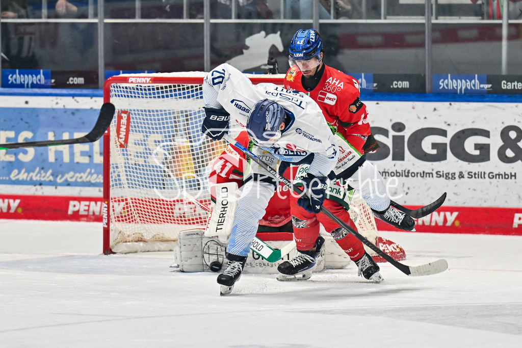 Augsburger Panther - Straubing Tigers | Augsburg, DEUTSCHLAND - 14. NOVEMBER: im Duell Justin SCOTT (Straubing Tigers 20) und Leon VAN DER LINDE (Augsbuerger Panther 43) vor Peyton JONES (Augsburger Panther 41) beim Ligaspiel zwischen den Augsburger Panthern und den Straubing Tigers am 18. Spieltag der Penny DEL im Curt Frenzel Stadion am 14.11.2025