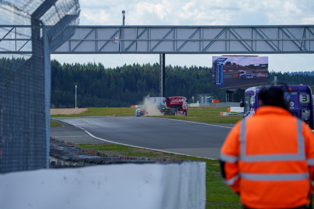 A7408263 | 14.07.2024 Goodyear FIA European Truck Racing Championship (ETRC) NürburgringBild: Führungswechsel in der Kurzanbindung. #1 Norbert Kiss überholt auf dem Curb den in Führung liegenden #2 Jochen Hahn - Realisiert mit Pictrs.com
