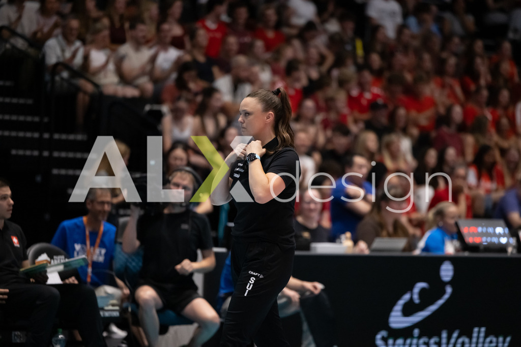 Austria v Switzerland - CEV European League Women | KRIENS, SWITZERLAND - JUNE 14: LAUREN BERTOLACCI Headcoach of Switzerland during the CEV European League match between Austria and Switzerland at Pilatus Arena on June 14, 2026 in Kriens, Switzerland. - Realisiert mit Pictrs.com