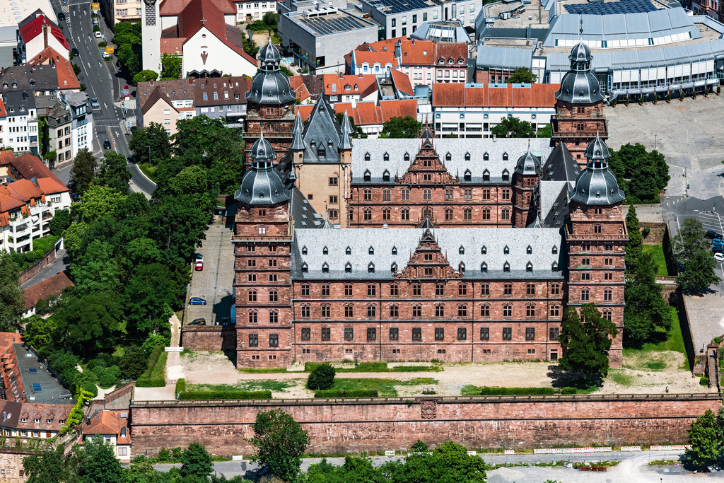 dr__0067451.jpg | ASCHAFFENBURG 17.06.2021 Gebäude und der Schloßpark- Anlagen des Wasserschloß Johannisburg in Aschaffenburg im Bundesland Bayern. // Building and castle park systems of water castle Johannisburg in Aschaffenburg in the state Bavaria. Foto: Daniel Reiter