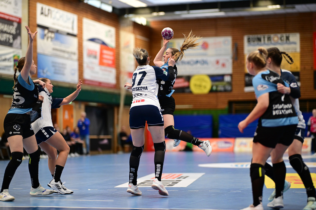 Handball I Frauen I Saison 2024-2025 I 1. HBF I 14. Spieltag I Buxtehuder SV - Neckarsulmer Sport-Union | Veronika Andryskova (97, Neckarsulmer Sport-Union) Levke Kretschmann (22, Buxtehuder Sportverein) - Realisiert mit Pictrs.com