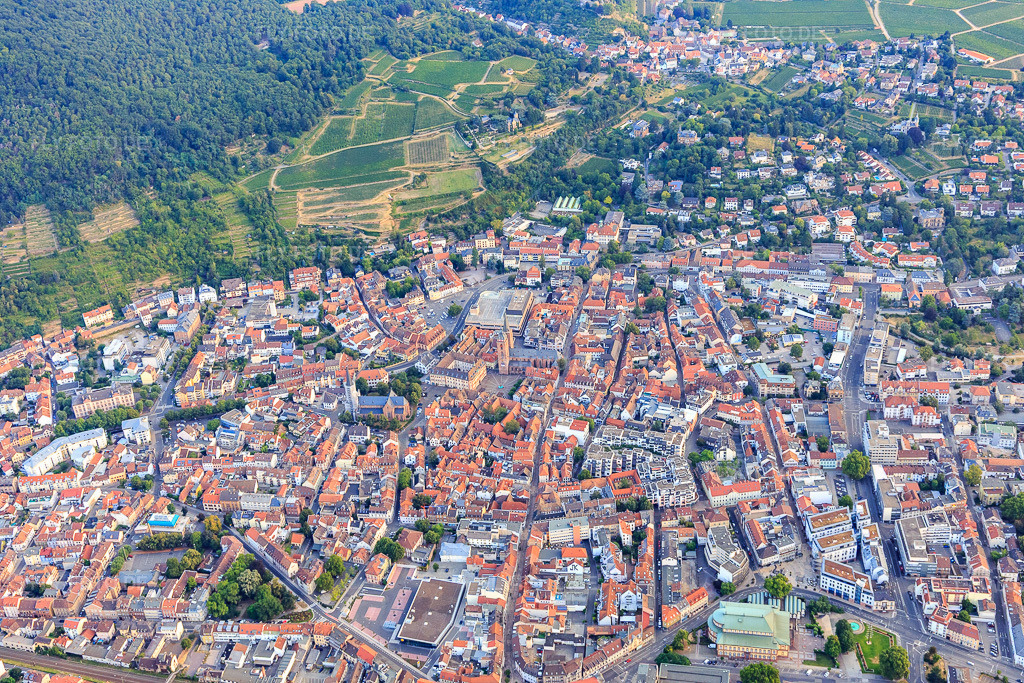 Luftbild: Altstadtübersicht von Süden in Neustadt an der Weinstraße im Bundesland Rheinland-Pfalz in Deutschland. Foto: IMG_108846.jpg vom 15.07.2018 durch Werner Riehm/FLY-FOTO.de