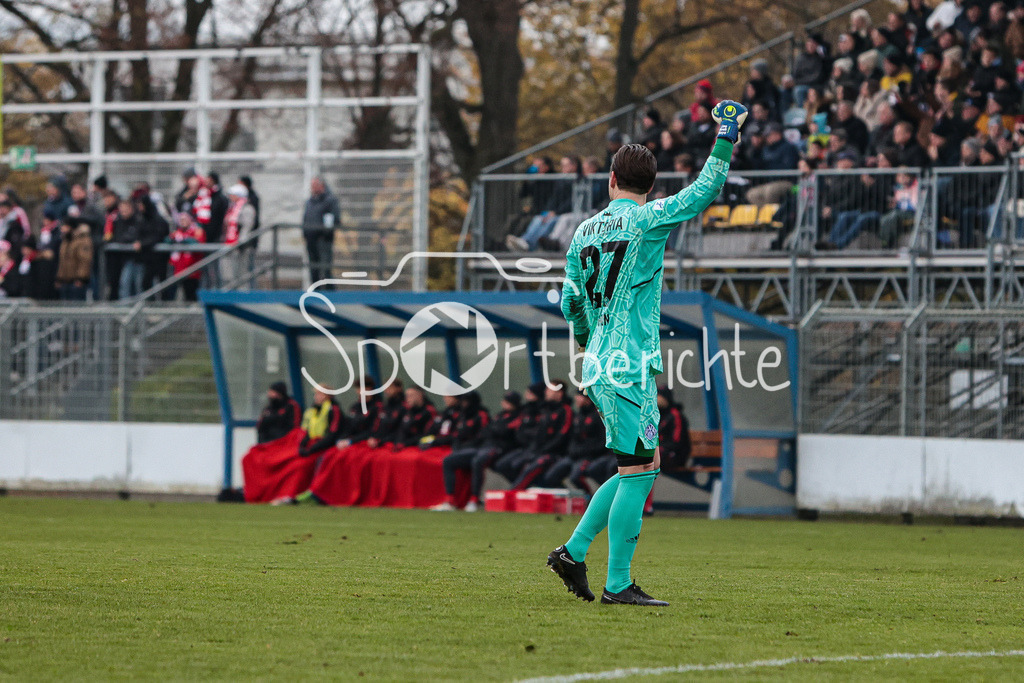 SV Vikoria Aschaffenburg - FC Bayern Amateure | Max Gruen (SVVA #27) freut sich ueber den Treffer zum 1-0 durch Clay VERKAJ (SVVA #9)