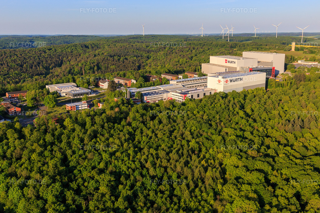 Luftbild: Würth Industrie Service GmbH & Co. KG auf dem Drillberg aus Norden in Bad Mergentheim im Bundesland Baden-Württemberg in Deutschland. Foto: IMG_146337.jpg vom 10.05.2025 durch Werner Riehm/FLY-FOTO.deBeschaffungskonzepte für C-Teile | Würth Industrie Service