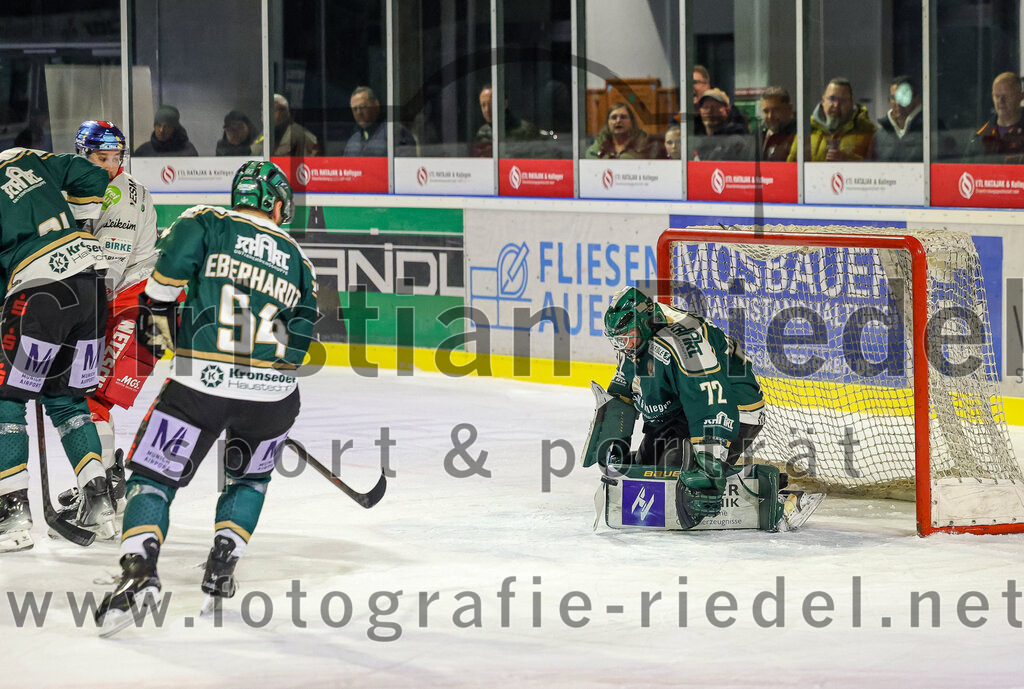 2025-11-16_070_TSV_Erding_gegen_Selber_Woelfe | Erding, Deutschland, 16.11.2025:Eishockey, Oberliga Süd 2025 / 2026, 17. Spieltag, TSV Erding gegen Selber Wölfe, Endergebnis: 3:1Markus Eberhardt (Erding Gladiators, #94), Torwart David Zabolotny (Erding Gladiators, #72)Foto: Christian Riedel / fotografie-riedel.net