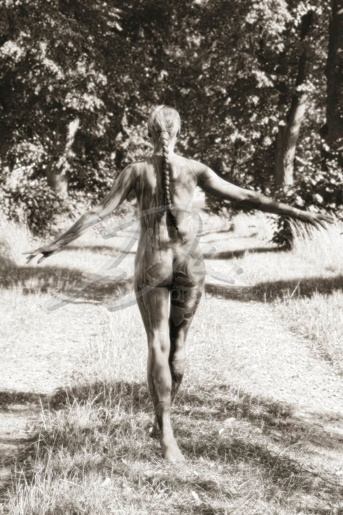 NatureArt-LINDENALLEE_3600b3 | Eingefärbter Walk | #004 | Modell: Tatjana Heinz | Foto: Tschiponnique Skupin - Realisiert mit Pictrs.com