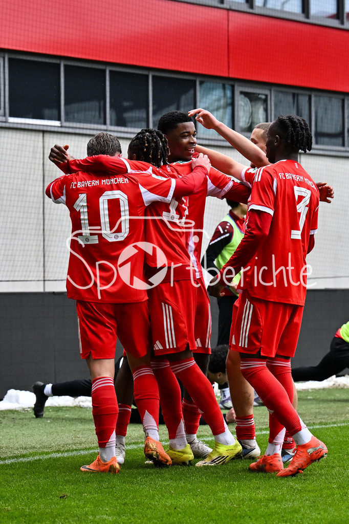 FC Bayern München - Berliner Athletik Klub | MUNICH, GERMANY - 21. FEBRUARY: Jubel der Bayern nach dem Treffer zum 3-1 durch Allen LAMBE (FC Bayern München U19 8) / Tor / Torschuetze / Freude / Happy während dem Spiel zwischen der U19 des FC Bayern München und der U19 des Berliner Athletik Klubs am 3. Spieltag der DFB-U19 Nachwuchsliga am FC Bayern Campus
