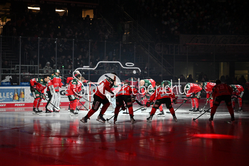 Augsburger Panther - Schwenninger Wild Wings | Die Hausherren motivieren sich nochmal vor der Partie / DEL: Augsburger Panther - Schwenninger Wild Wings, Curt Frenzel Stadion am 02.02.2025