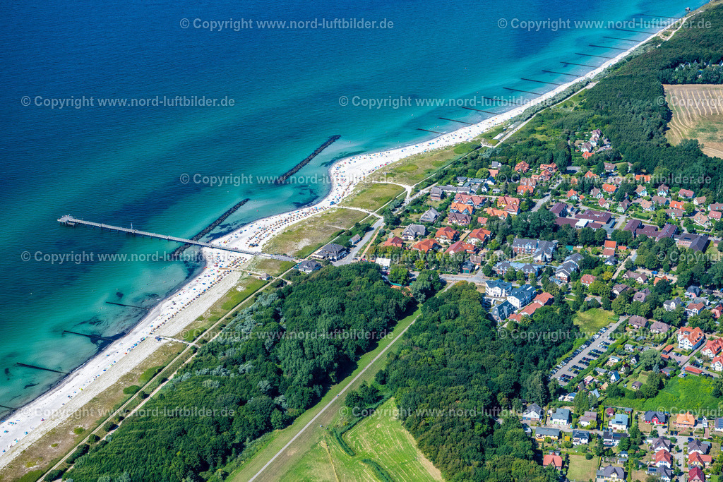 Wustrow_ELS_8823100822 | OSTSEEBAD WUSTROW 10.08.2022 Küsten- Landschaft am Sandstrand der Ostsee in Wustrow im Bundesland Mecklenburg-Vorpommern, Deutschland. // Coastline on the sandy beach of Baltic Sea in Wustrow in the state Mecklenburg - Western Pomerania, Germany. Foto: Martin Elsen