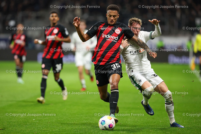 2023.12.20_sge_1676 | 20.12.2023 Fussball 1.Bundesliga 16.Spieltag Eintracht Frankfurt - Borussia Mönchengladbach v.l.,Tuta (Eintracht Frankfurt), Robin Hack (Borussia Moenchengladbach), Zweikampf, Action, Aktion, Battles for the Ball - Realisiert mit Pictrs.com