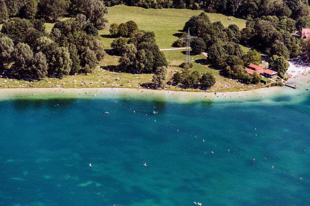dr__0011501.jpg | UNTERFöHRING 01.08.2017 Uferbereiche am Seegebiet des Feringasse Erholungsgebiet in Unterföhring im Bundesland Bayern, Deutschland. // Riparian areas on the lake area of Feringasse Erholungsgebiet in Unterfoehring in the state Bavaria, Germany. Foto: Daniel Reiter