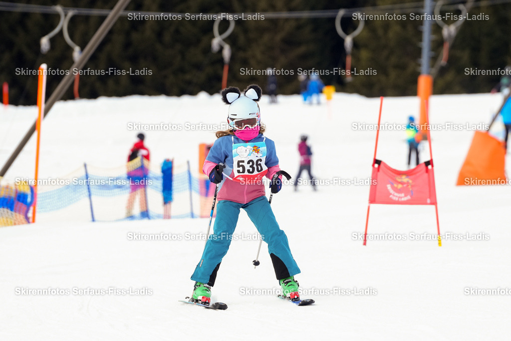 SRF_02.01.2026_0922 | Skirennfotos,Serfaus,Fiss,Ladis,Kinderskirennen,Winter,Tirol,Oberland,skirace,SFL,feelfree,weil wir's genießen,ski,Ski,skifahren,Sonnenplateau, - Realisiert mit Pictrs.com