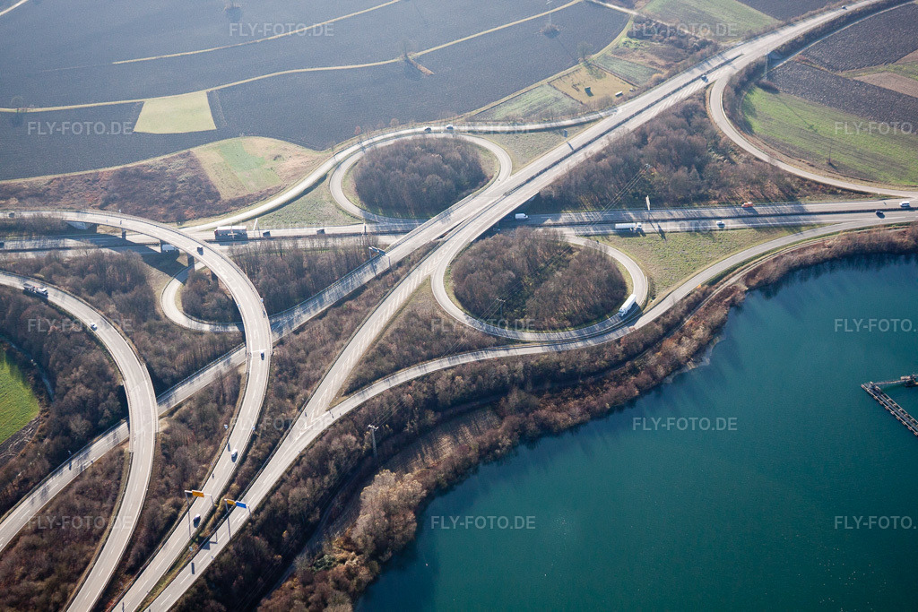 Luftbild: Verkehrsführung und Fahrbahnen der Straßenführung am Autobahnkreuz der BAB A65 am Rhein im Ortsteil Maximiliansau in Wörth im Bundesland Rheinland-Pfalz in Deutschland. Foto: IMG_23040.jpg vom 02.12.2009 durch Werner Riehm/FLY-FOTO.de