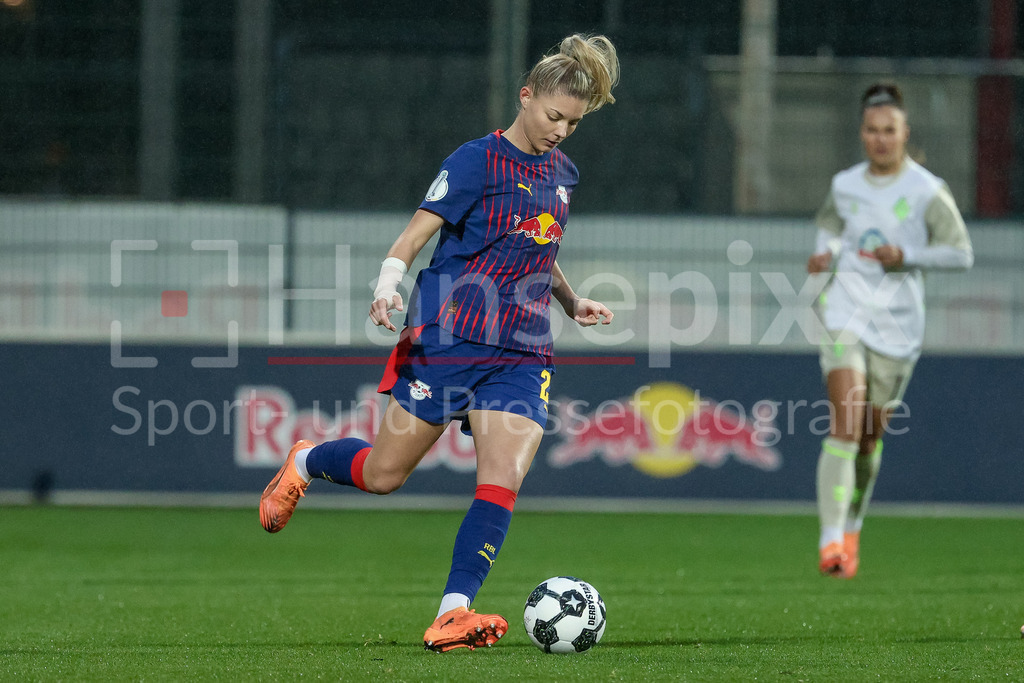 Fussball, DFB-Pokal Frauen, RB Leipzig - SV Werder Bremen | Julia Landenberger (RB Leipzig, 21) am Ball, Einzelbild, Ganzkörper, Aktion, Action, Spielszene, DIE DFB-RICHTLINIEN UNTERSAGEN JEGLICHE NUTZUNG VON FOTOS ALS SEQUENZBILDER UND/ODER VIDEOÄHNLICHE FOTOSTRECKEN. DFB REGULATIONS PROHIBIT ANY USE OF PHOTOGRAPHS AS IMAGE SEQUENCES AND/OR QUASI-VIDEO.
