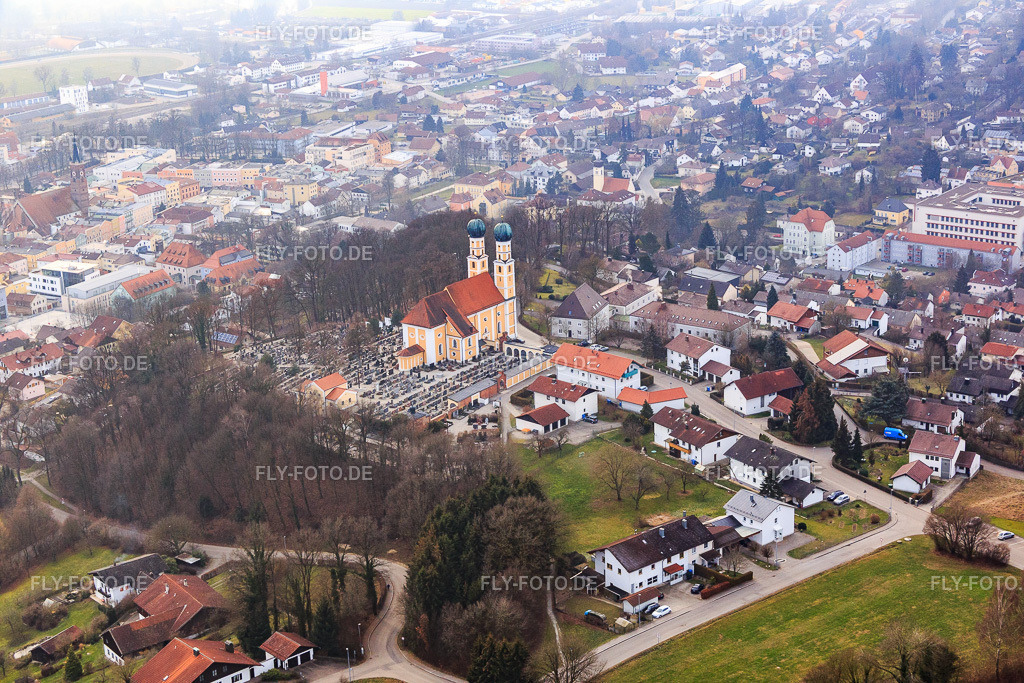 Wallfahrtkirche Gartlberg | Luftbild: Wallfahrtkirche Gartlberg in Pfarrkirchen im Bundesland Bayern in Deutschland. Foto: IMG_085621.jpg vom 31.12.2015 durch Werner Riehm/FLY-FOTO.de - Realisiert mit Pictrs.com