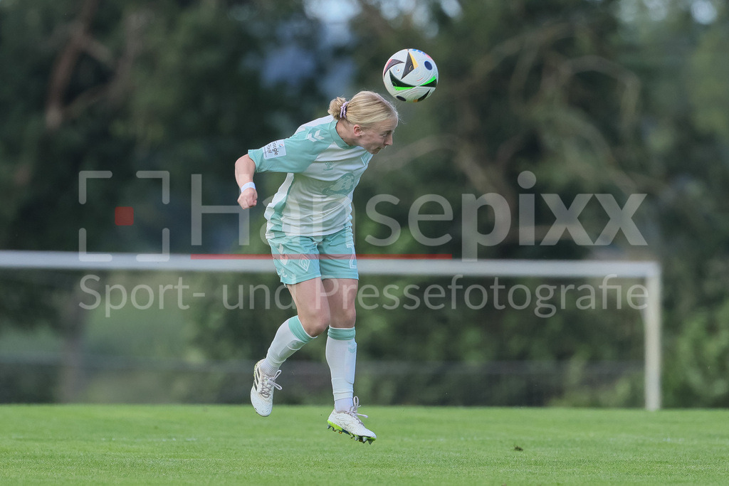 Fussball, Testspiel Frauen, Hamburger SV - SV Werder Bremen | v.li.: Caroline Siems (SV Werder Bremen, 21) beim Kopfball, Aktion, Action, Spielszene, am Ball, Freisteller, Einzelbild, Ganzkörper, Aktion, Action, Spielszene
