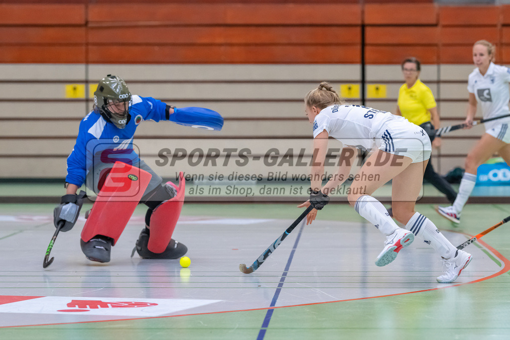 HK_20221126_101671 | 1. Bundesliga ( Halle ) Damen Crefelder HTC - Düsseldorfer HC am 27.11.2022 Crefelder HTC, Krefeld , Sara Strauss ( Düsseldorfer HC #11 ) , Gillessen Jana ( Torfrau Crefelder HTC #2 )
