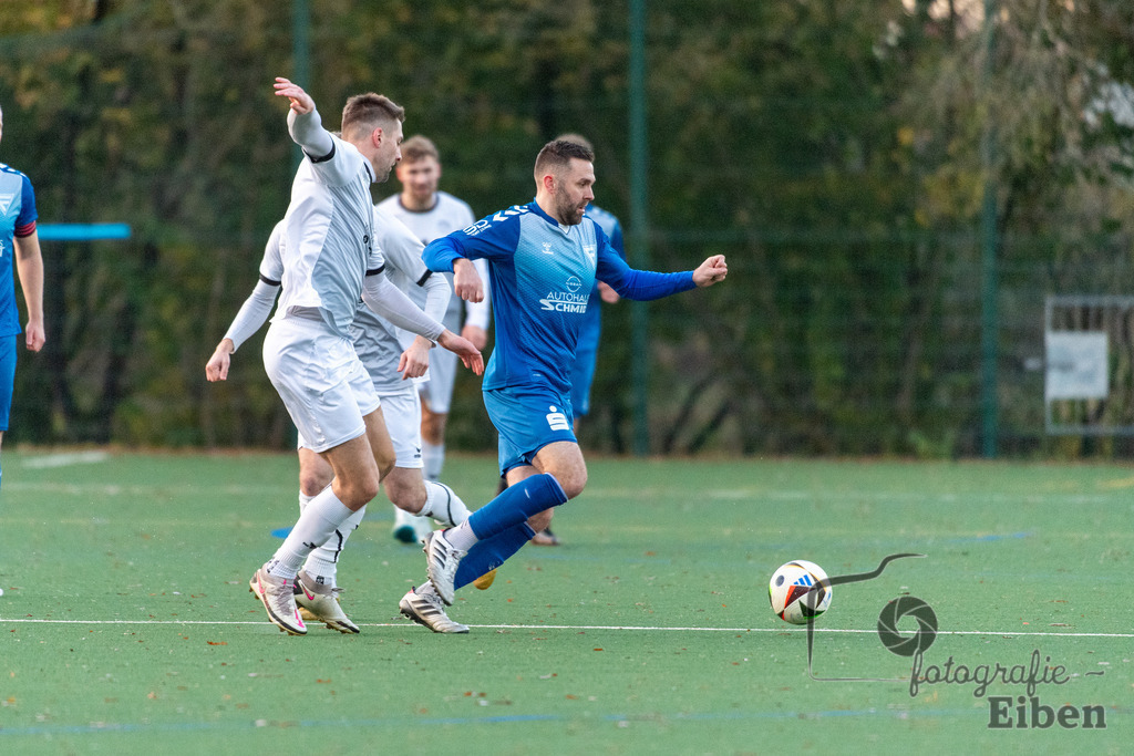 GVO Oldenburg-WSC Frisia | Herren Bezirksliga 2; GVO Oldenburg (weiß)-WSC Frisia Wilhelmshaven (blau) am 16.11.2025 in Oldenburg (Sportanlage GVO); Photo: Philip Eiben 2025 - Realisiert mit Pictrs.com