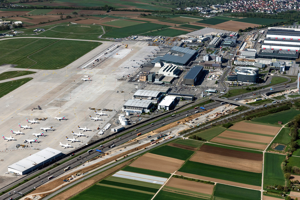 dr__0051002.jpg | STUTTGART 22.04.2020 Abfertigungs- Gebäude und Terminals auf dem Gelände des Flughafen in Stuttgart im Bundesland Baden-Württemberg, Deutschland. Weiterführende Informationen bei: Flughafen Stuttgart GmbH. // Dispatch building and terminals on the premises of the airport in Stuttgart in the state Baden-Wurttemberg, Germany. Further information at: Flughafen Stuttgart GmbH. Foto: Daniel Reiter
