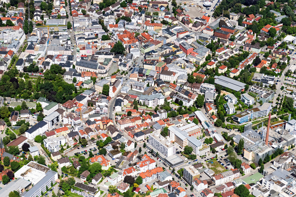 dr__0043478.jpg | ROSENHEIM 18.06.2024 Stadtzentrum im Innenstadtbereich in Rosenheim im Bundesland Bayern, Deutschland. Weiterführende Informationen bei: Stadt Rosenheim. // The city center in the downtown area in Rosenheim in the state Bavaria, Germany. Further information at: Stadt Rosenheim. Foto: Daniel Reiter