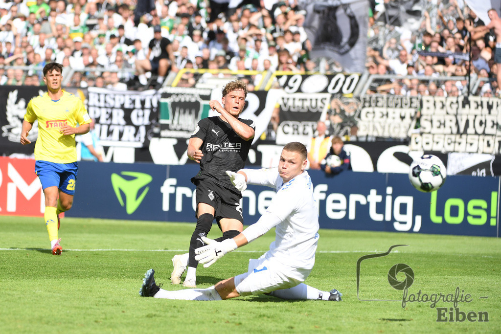 SV Atlas-Delmenhorst-Borussia Mönchengladbach | DFB-Pokal 1. Runde;SV Atlas Delmenhorst (gelb)-Borussia Mönchengladbach (schwarz) am 17.08.2025 in Oldenburg (Marschweg-Stadion), Photo: Philip Eiben 2025 - Realisiert mit Pictrs.com