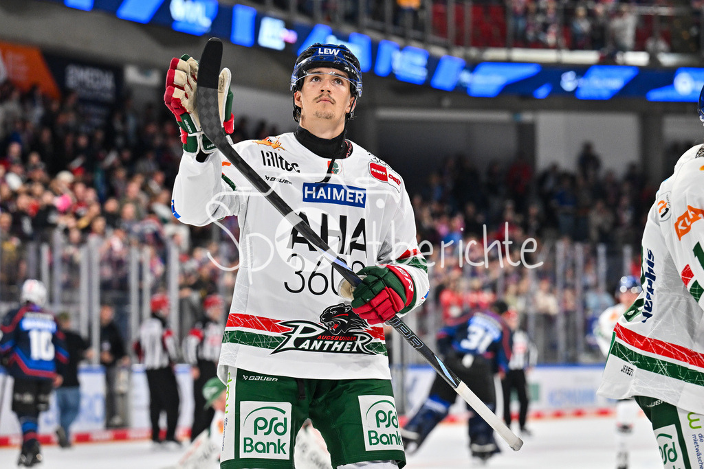 Nürnberg Ice Tigers - Augsburger Panther | Die Spieler der Augsburger Panther bedanken sich bei den mitgereisten Fans, Christian HANKE (Augsburger Panther #25) / DEL: Nürnberg Ice Tigers - Augsburger Panther; PSD Bank Nürnberg ARENA am 12.09.2025