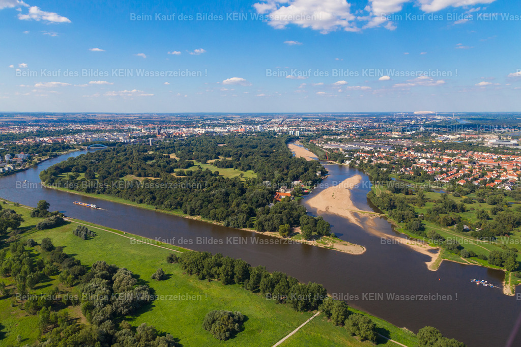 Magdeburg Rothehornparkspitze Elbverlauf-4834 | Aktuell wird im City Carrè die Ausstellung "Magdeburg von ganz oben" mit Luftbildern der Stadt präsentiert. Diese Ausstellung zeigt Luftaufnahmen der Stadt, die die Entwicklung Magdeburgs über die Jahre dokumentieren.  Die Ausstellung "Magdeburg von ganz oben" läuft vom 5. bis 30. Mai 2025
 - Realisiert mit Pictrs.com