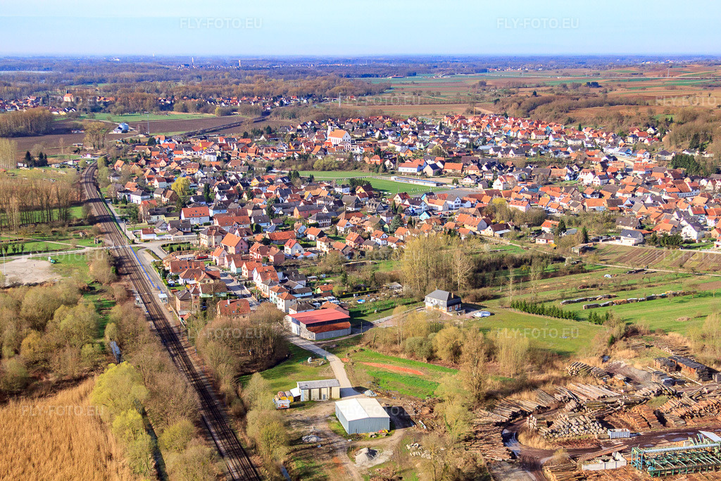 Vue aérienne: Gare et rue des Bateliers à Mothern dans le département Bas Rhin, France – .Photo: IMG_25621.jpg prise le 02/04/2010 par Werner Riehm/FLY-FOTO.eu – Résolution de l'original: 4752 x 3168 px