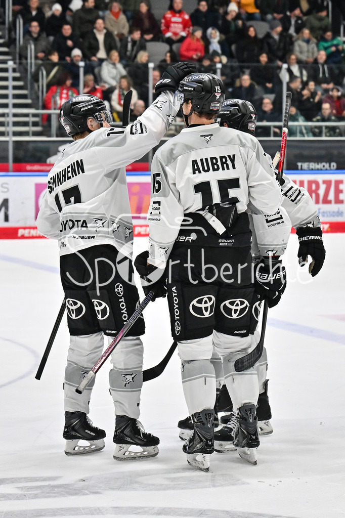 Augsburger Panther - Kölner Haie | AUGSBURG, GERMANY - 11. JANUARY: Jubel der Gäste nach dem 1-3 Siegtreffer durch Tanner KERO (Kölner Haie 10) / Emptynet / Tor / Torschuetze / Freude / Happy während dem Match zwischen den Augsburger Panthern und den Kölner Haien am 39. Spieltag der penny DEL im Curt Frenzel Stadion