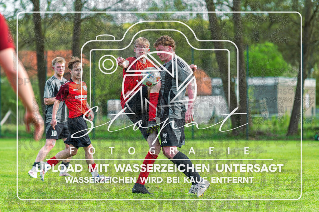 Kreisliga Herren HK - FG Fulde-Stellichte vs. SG Wintermoor-Schuelern | Eduard Regehr (SG Wintermoor/Schuelern #17), Erik Nitzer (FG Fulde-Stellichte #16); Kreisliga Herren HK - FG Fulde-Stellichte vs. SG Wintermoor-Schuelern am 26.04.2026 in Lehrdestadion, Stellichte - Realisiert mit Pictrs.com